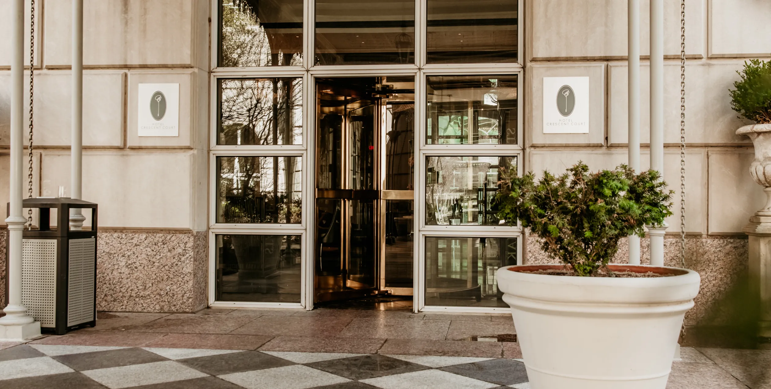 https://www.crescentcourt.com/wp-content/uploads/2023/09/crescent-court-145_2520x1270.jpg